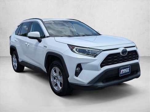 Used 2020 Toyota RAV4 XLE w/ Carpet Mat Package AWD/4WD image 3