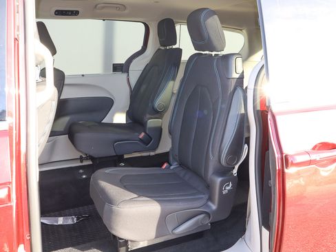 Used 2021 Chrysler Pacifica Touring image 8