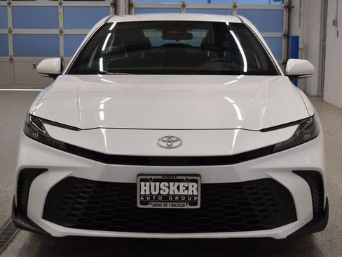 Used 2025 Toyota Camry SE FWD image 3