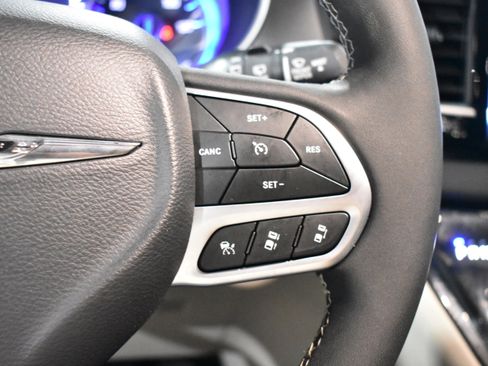 Used 2023 Chrysler Pacifica Touring-L FWD image 13
