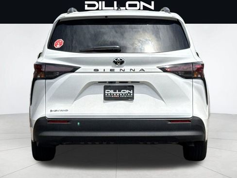 Used 2026 Toyota Sienna LE AWD/4WD image 5