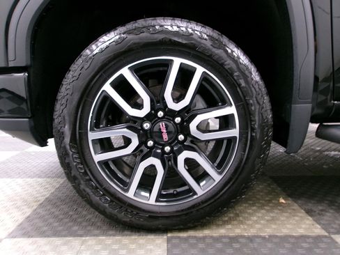 Used 2024 GMC Sierra 1500 AT4 w/ Technology Package AWD/4WD image 17