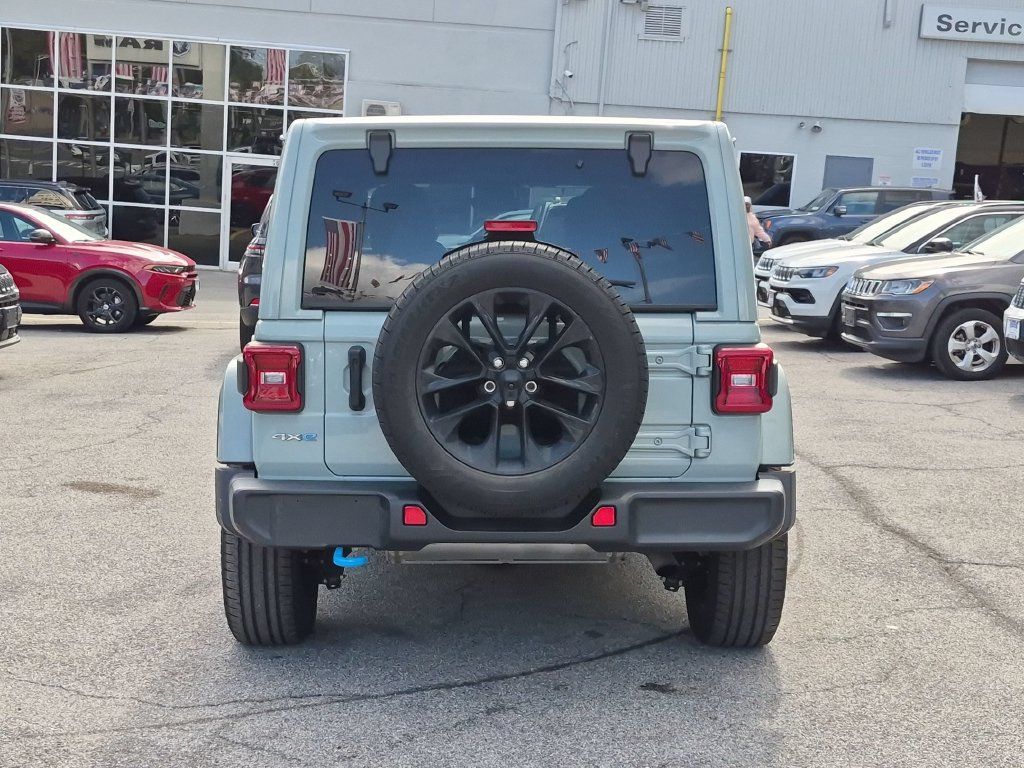 Used 2024 Jeep Wrangler Unlimited Sahara w/ Technology Group AWD/4WD image 6