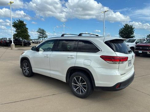 Used 2017 Toyota Highlander XLE FWD image 2