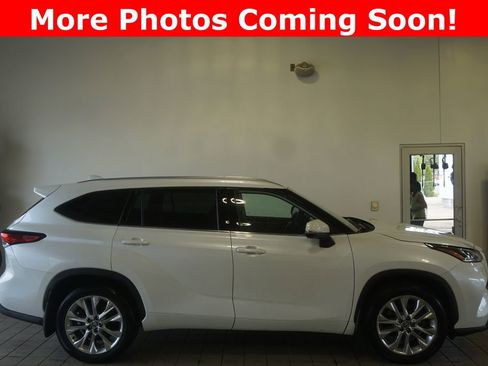 Used 2023 Toyota Highlander Limited AWD/4WD image 2
