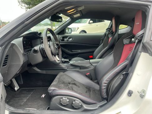 Certified 2025 Nissan Z NISMO w/ Floor Mat Package RWD image 27