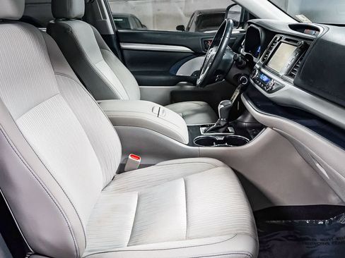 Certified 2019 Toyota Highlander Plus FWD image 19