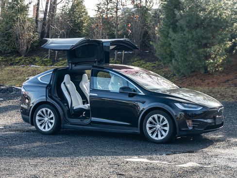 Used 2018 Tesla Model X 75D image 11