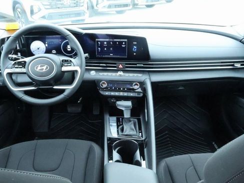 New 2025 Hyundai Elantra SEL image 6