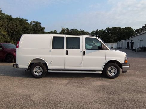 Used 2025 Chevrolet Express 2500 w/ Driver Convenience Package RWD image 3