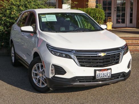 Used 2023 Chevrolet Equinox LT w/ Driver Convenience Package FWD image 2
