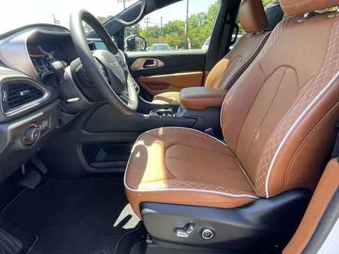 Used 2026 Chrysler Pacifica Pinnacle FWD image 14