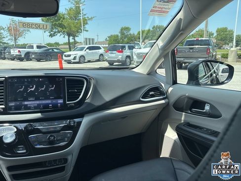 Used 2024 Chrysler Pacifica Touring-L FWD image 39