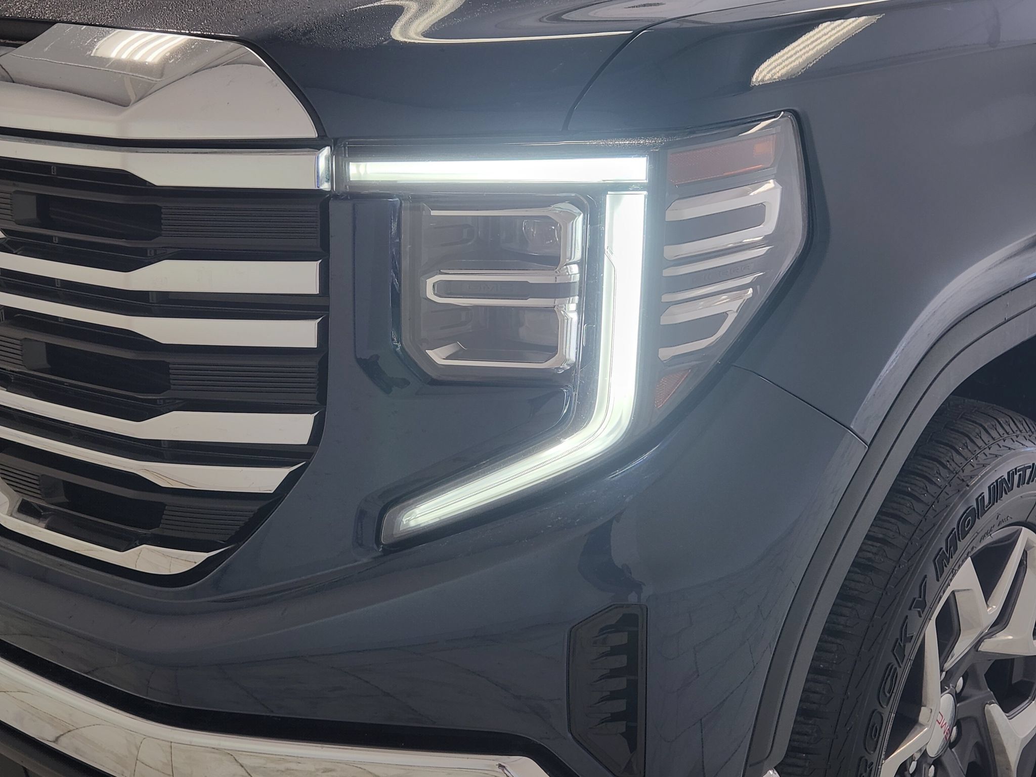 Used 2023 GMC Sierra 1500 SLT AWD/4WD image 9