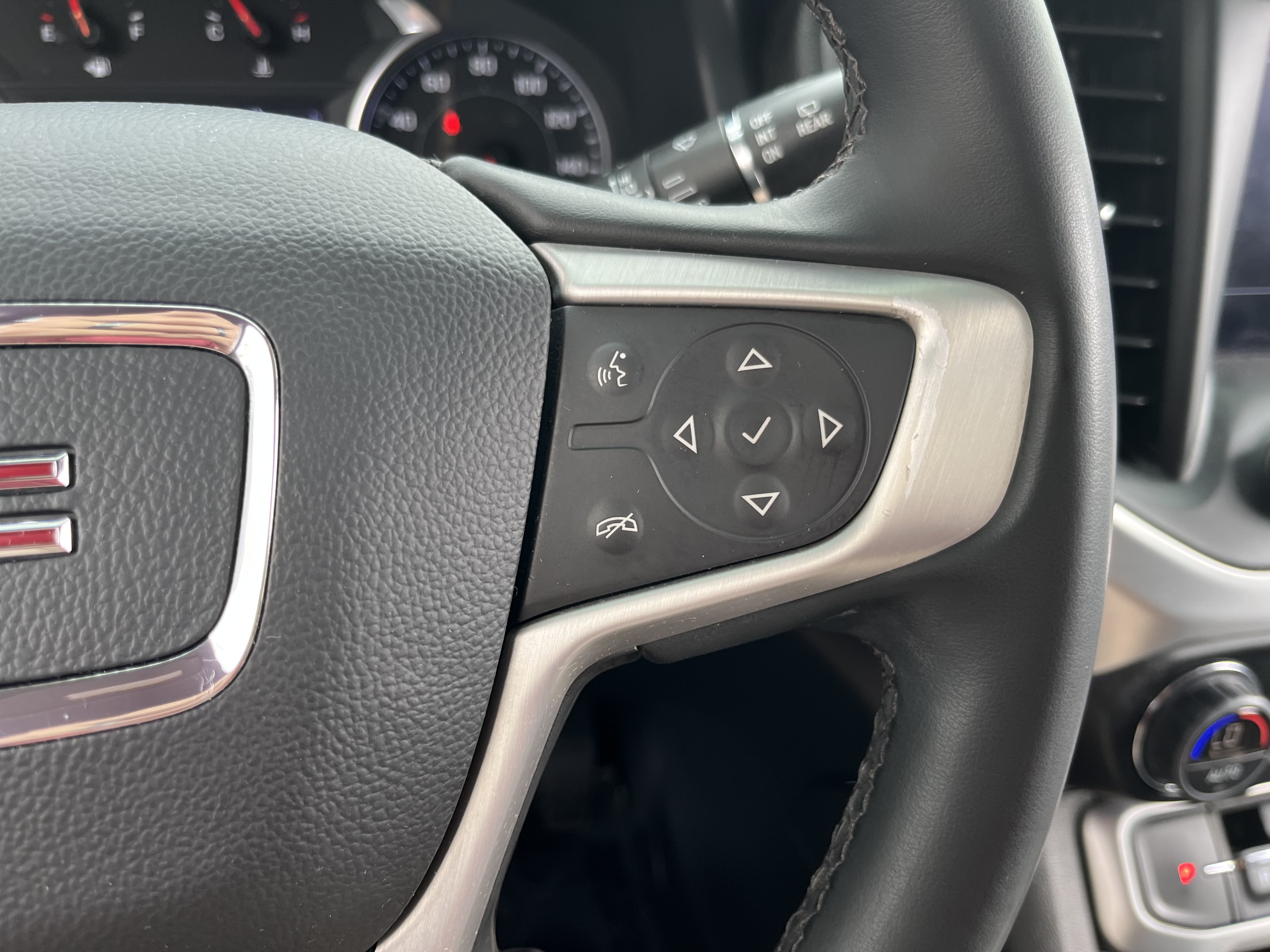 Used 2023 GMC Acadia SLT FWD image 25