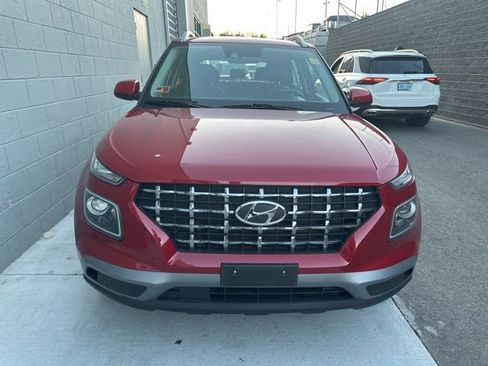 Certified 2022 Hyundai Venue Limited w/ Cargo Package image 2