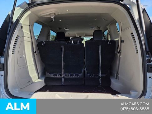 Used 2023 Chrysler Pacifica Touring-L image 14