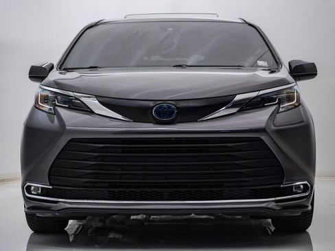 Used 2022 Toyota Sienna XLE w/ Protection Package (TMS) AWD/4WD image 6