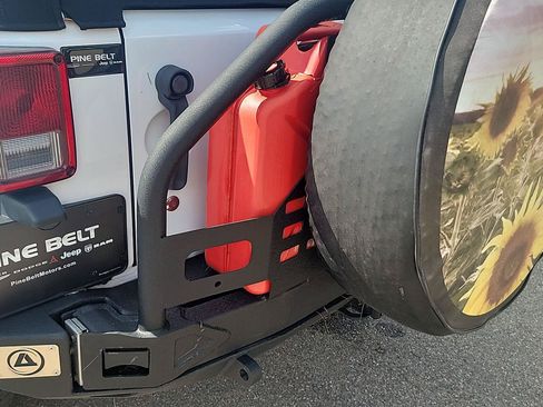 Used 2018 Jeep Wrangler Sahara w/ Connectivity Group AWD/4WD image 14