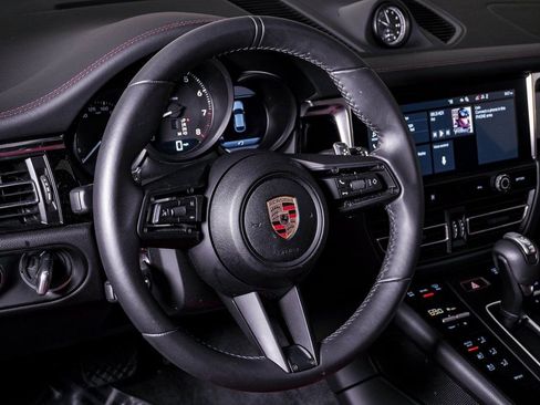 Certified 2025 Porsche Macan image 18