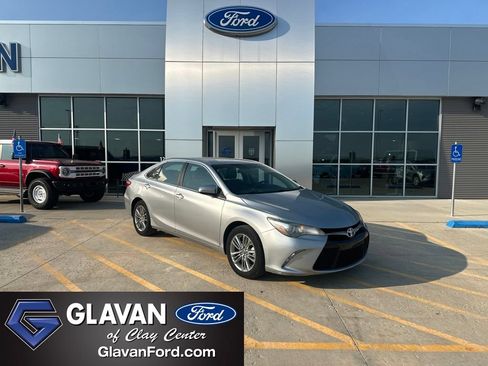 Used 2015 Toyota Camry SE FWD image 1