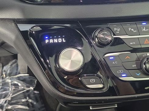 Used 2018 Chrysler Pacifica Touring-L Plus w/ Advanced Safetytec Group FWD image 32
