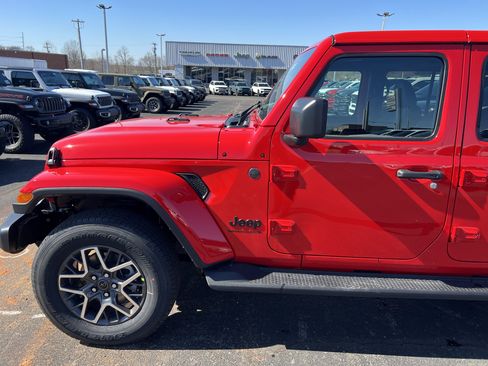 New 2026 Jeep Wrangler Sahara AWD/4WD image 12