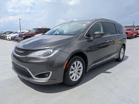 Used 2019 Chrysler Pacifica Touring-L FWD image 7