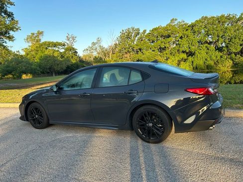 Used 2025 Toyota Camry SE image 3