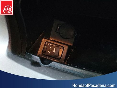 Used 2016 Toyota Camry SE image 17