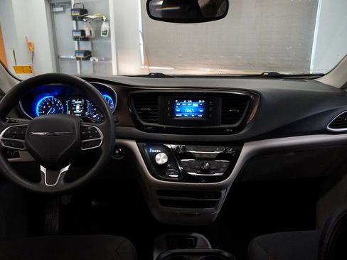 Used 2017 Chrysler Pacifica Touring Plus image 9