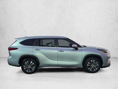 Used 2023 Toyota Highlander XLE FWD image 4