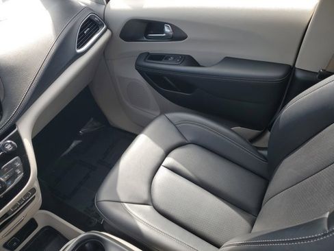 Used 2024 Chrysler Pacifica Select image 9