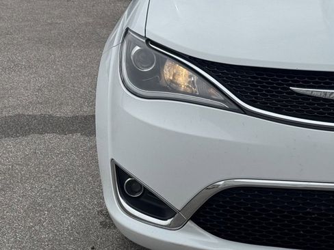 Used 2020 Chrysler Pacifica Touring-L image 7