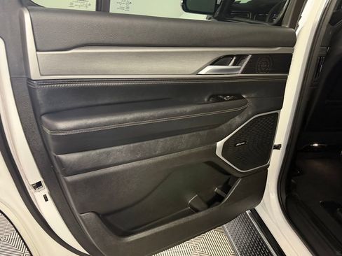 Used 2025 Jeep Wagoneer 4WD image 23