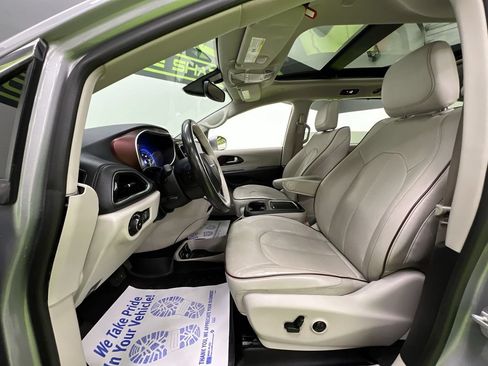 Used 2020 Chrysler Pacifica Limited FWD image 17