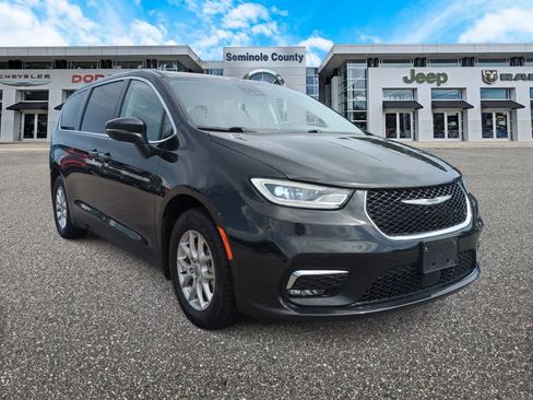 Used 2023 Chrysler Pacifica Touring-L FWD image 2