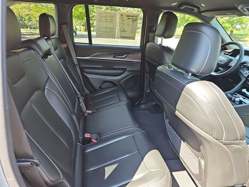 Used 2025 Jeep Grand Cherokee Limited w/ Black Appearance Package AWD/4WD image 15