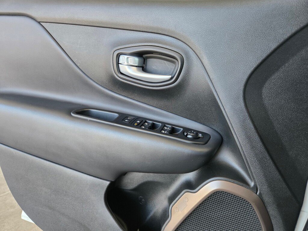 Used 2023 Jeep Renegade Latitude AWD/4WD image 22
