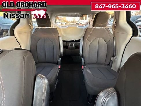 Used 2017 Chrysler Pacifica Touring image 15