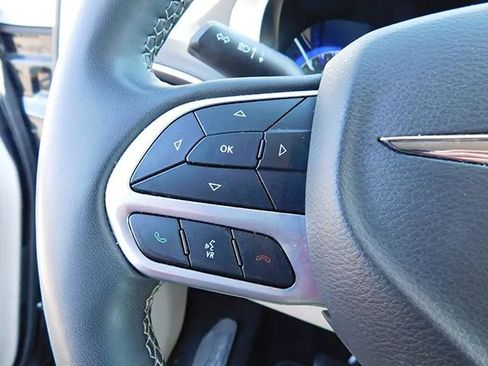 Used 2023 Chrysler Pacifica Touring-L FWD image 16