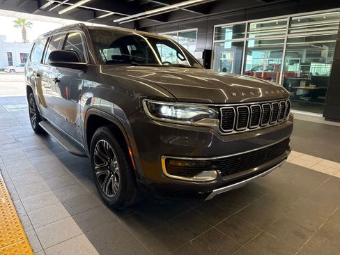 Used 2024 Jeep Wagoneer L Series II RWD image 8