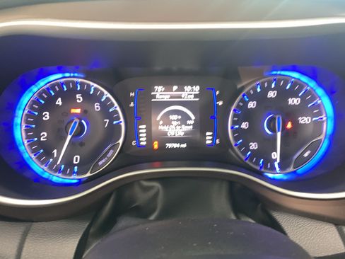 Used 2019 Chrysler Pacifica Touring Plus w/ Tire & Wheel Group FWD image 21