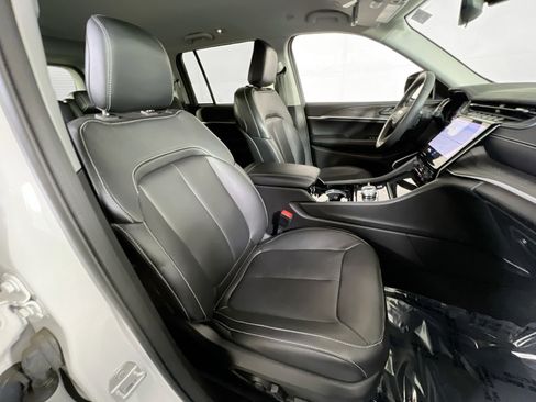 Used 2023 Jeep Grand Cherokee Limited w/ Black Appearance Package image 28