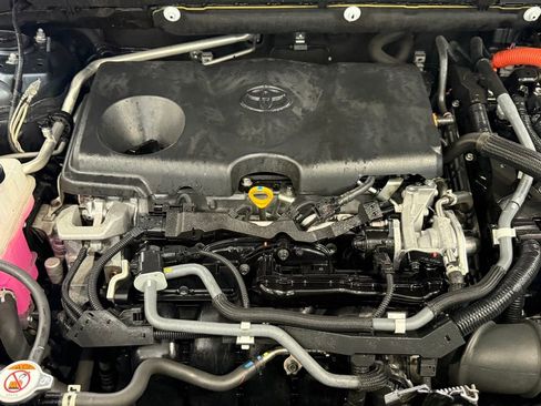 Certified 2021 Toyota Venza LE w/ Carpet Mat Package (TMS) image 32