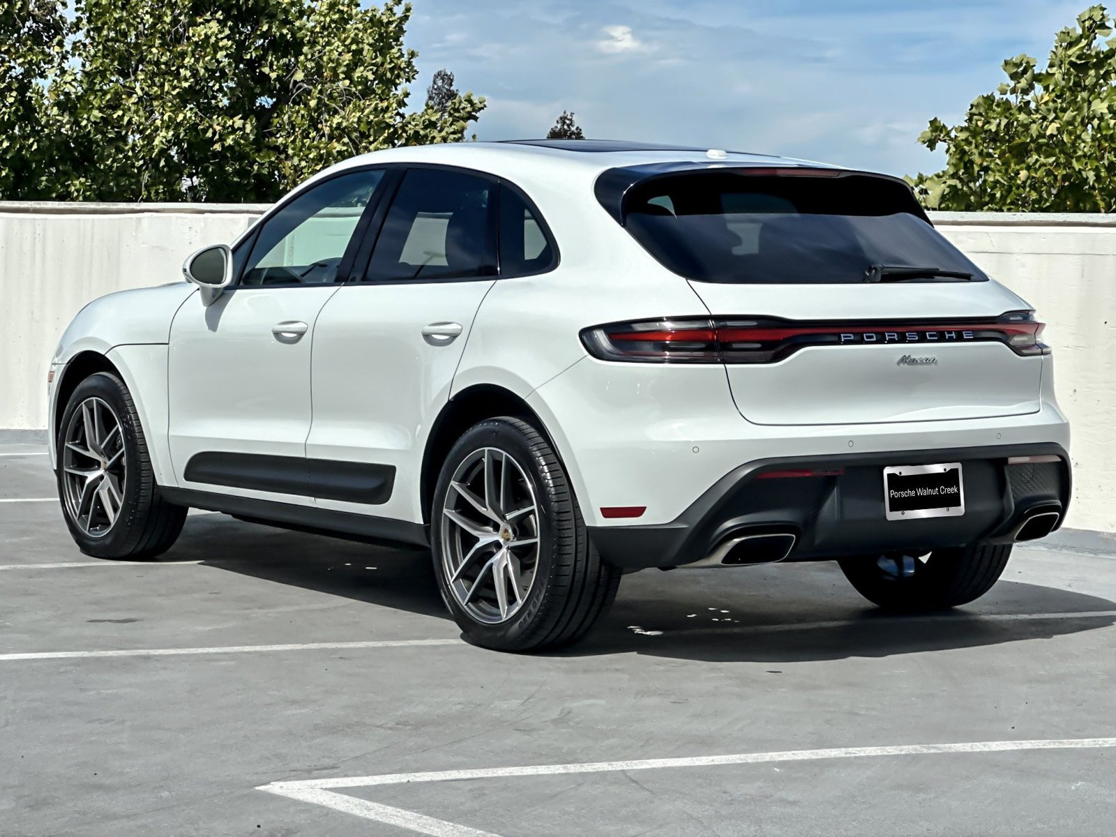 Certified 2026 Porsche Macan AWD/4WD image 4