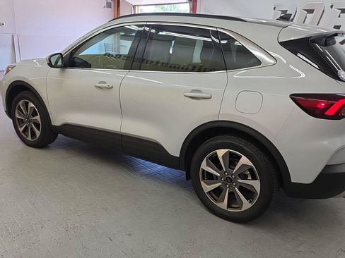 Used 2025 Ford Escape Platinum AWD/4WD image 3
