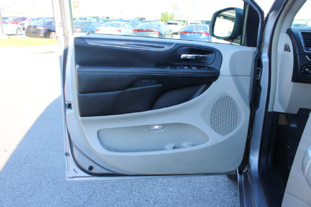 Used 2016 Chrysler Town & Country Touring FWD image 10