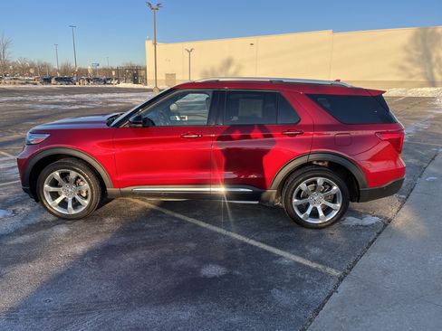 Used 2020 Ford Explorer Platinum w/ Premium Technology Package image 3