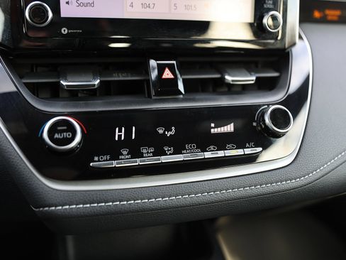 Used 2020 Toyota Corolla Hatchback image 24